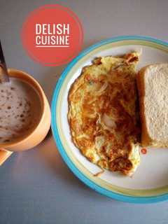 A picture of Bread, fried eggs and tea!.
