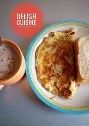 A picture of Bread, fried eggs and tea!.