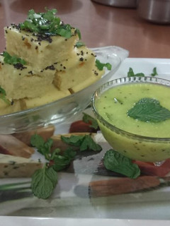 ખમણ ઢોકળાં (Khaman Dhokla Recipe In Gujarati) રેસીપી મુખ્ય ફોટો