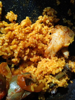 Una foto de Paella de pollo y alcachofas