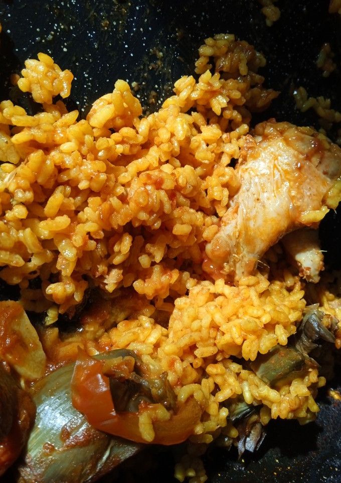 Una foto de Paella de pollo y alcachofas