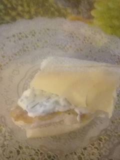 Una foto de Ricoo sándwich de pollo con aderezo de queso crema y ciboulette😃