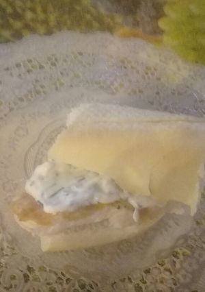 Una foto de Ricoo sándwich de pollo con aderezo de queso crema y ciboulette😃