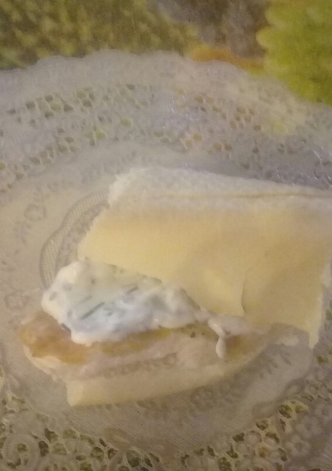 Una foto de Ricoo sándwich de pollo con aderezo de queso crema y ciboulette😃