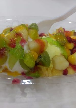 A picture of Icecream Fruit Boat.