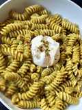Pâtes fusilli au pesto et à la burrata