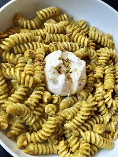 Une photo de Pâtes fusilli au pesto et à la burrata