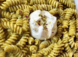 Une photo de Pâtes fusilli au pesto et à la burrata