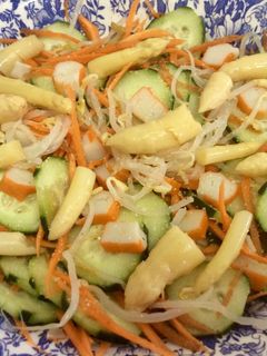 Una foto de Ensalada de pepino y espárragos blancos con brotes de soja🥗🥕🥒