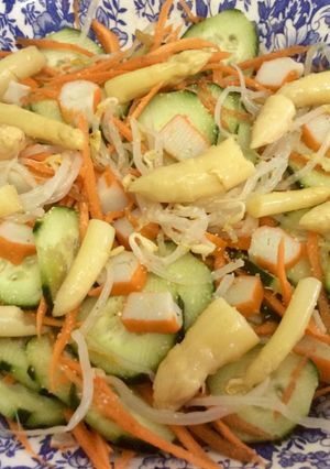 Foto principal de Ensalada de pepino y espárragos blancos con brotes de soja🥗🥕🥒