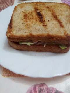 Una foto de Sándwich de ensalada de pollo