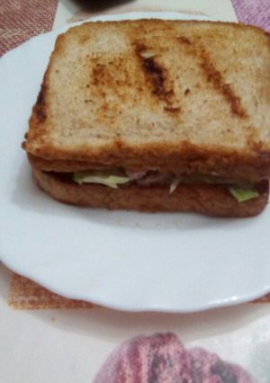 Una foto de Sándwich de ensalada de pollo
