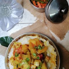 A picture of Alo lauki kichri with gajar achar.