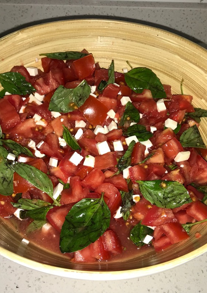 Una foto de Ensalada de tomates con queso de cabra y albahaca