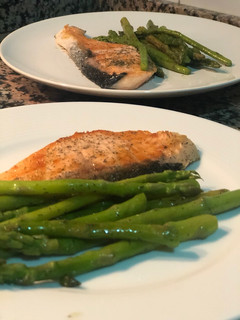Una foto de Cena lista en 10 minutos! salmón a la plancha con espárragos trigueros