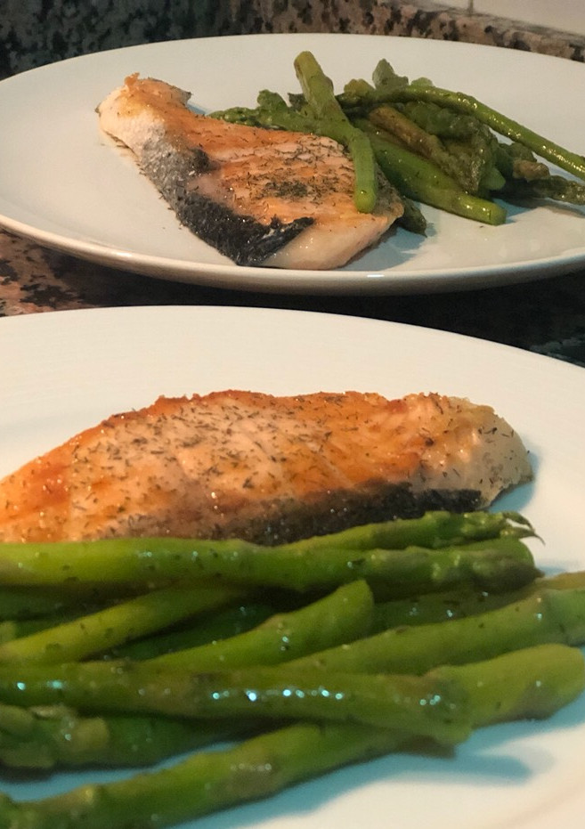 Una foto de Cena lista en 10 minutos! salmón a la plancha con espárragos trigueros