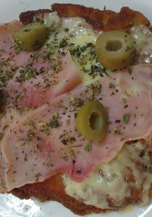 Una foto de Suprema con jamón, queso y aceitunas