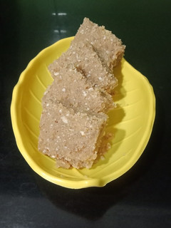 ગુંદર પાક (Gunder Paak Recipe In Gujarati) રેસીપી મુખ્ય ફોટો