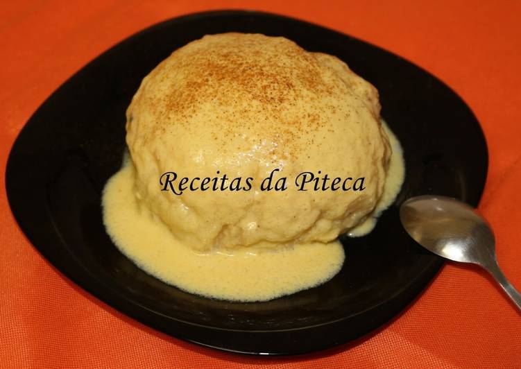 Bolinhos cozidos no vapor com molho de vinho e baunilha (Dampfnudeln mit Vanille-Wein-Sauce)