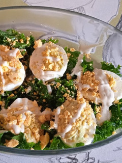 Una foto de Huevos rellenos con aguacate y kale 😜😋