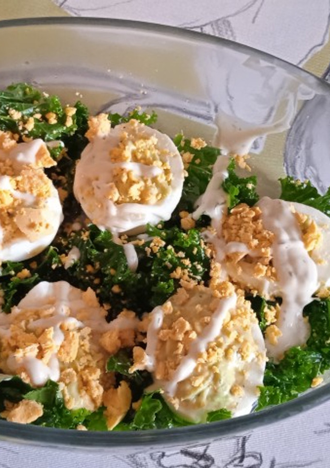 Una foto de Huevos rellenos con aguacate y kale 😜😋