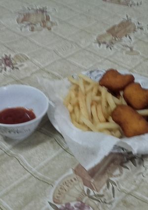 صورة لوصفة قطع دجاج مع البطاطا المقلي 😊