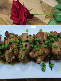 Hình của món Sườn non kho tiêu.