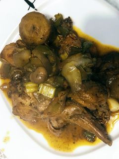 Una foto de Conejo con verduras y vermut rojo