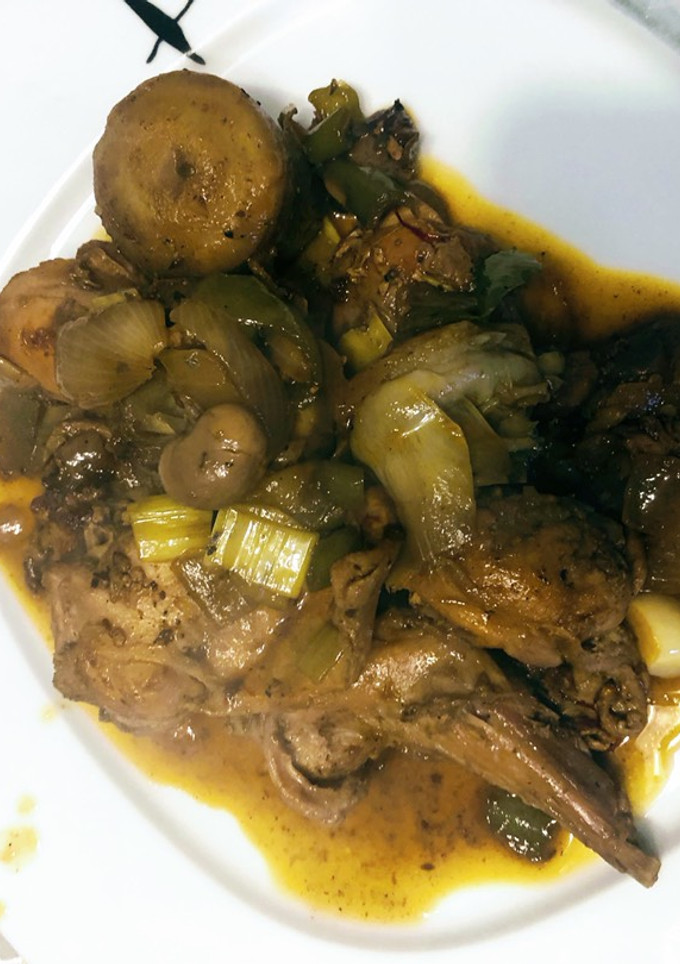 Una foto de Conejo con verduras y vermut rojo