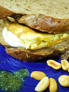 Una foto de Sándwich de tortilla de pesto de cacahuetes con queso de cabra