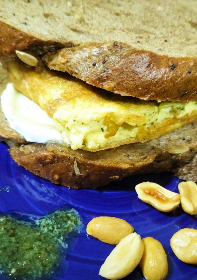 Una foto de Sándwich de tortilla de pesto de cacahuetes con queso de cabra