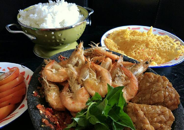 Bagaimana memasak Udang Penyet Kremesan yang Enak