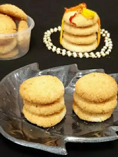 કોકોનટ કુકીઝ (Coconut Cookies Recipe In Gujarati) રેસીપી મુખ્ય ફોટો