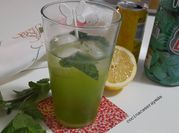 Una foto de cocteles de menta