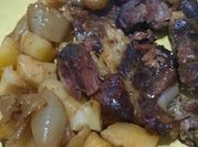 Una foto de bifes con cebolla