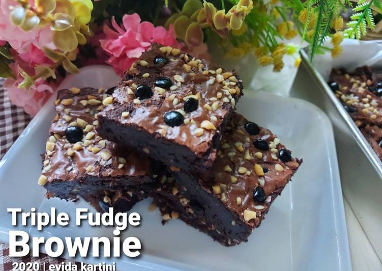Cara Gampang Membuat Triple Fudge Brownie yang Bikin Ngiler