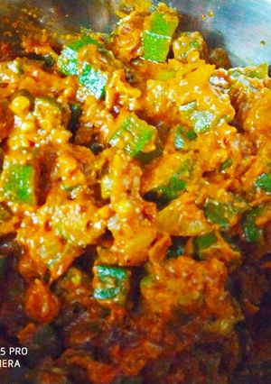 A picture of Masala bhindi (lady finger).