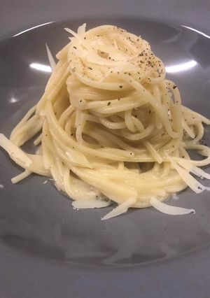 Une photo de Cacio e Pepe / spaghettis pecorino poivre