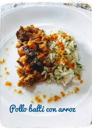 Una foto de Pollo balti con guarnición de arroz