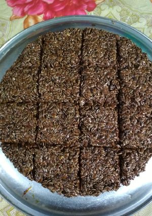 A picture of Alsi ki chikki.