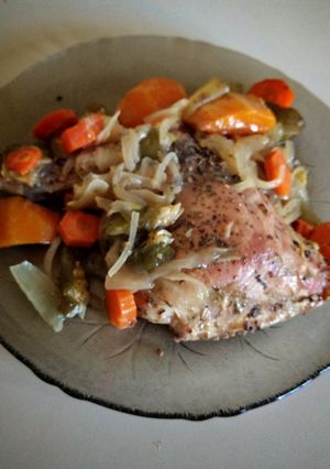Una foto de Muslos de pollo al horno con vegetales