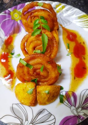 A picture of Aloo ki jalebi chaat.