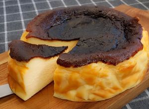 Foto resep Cara gampang membuat Basque Burnt Cheesecake | Ngaduk bahannya kurang dari 5 menit!