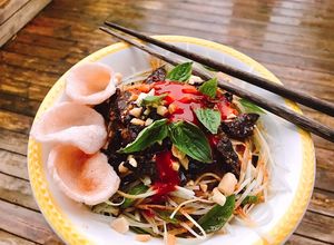 Hình của món Gỏi Đu Đủ Xanh Khô Gan Bò Đen - Huyền Thoại Lề Đường.