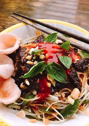 Hình của món Gỏi Đu Đủ Xanh Khô Gan Bò Đen - Huyền Thoại Lề Đường.