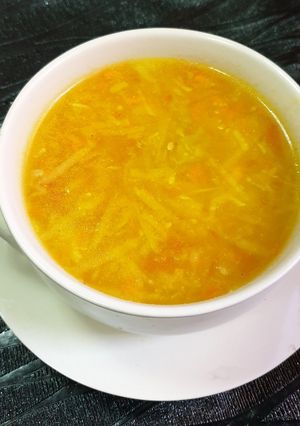 صورة لوصفة شوربة العيش مع الكوسا والطماطم 🍅🥣