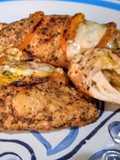 Rollo de pechuga con queso y chiles en escabeche