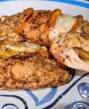 Rollo de pechuga con queso y chiles en escabeche