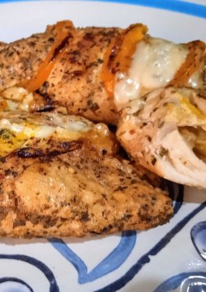 Una foto de Rollo de pechuga con queso y chiles en escabeche