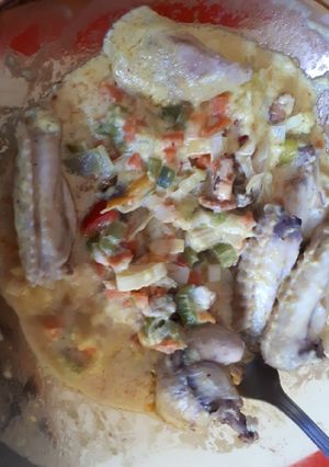 Une photo de Ailes de poulet aux légumes cuits à la vapeur